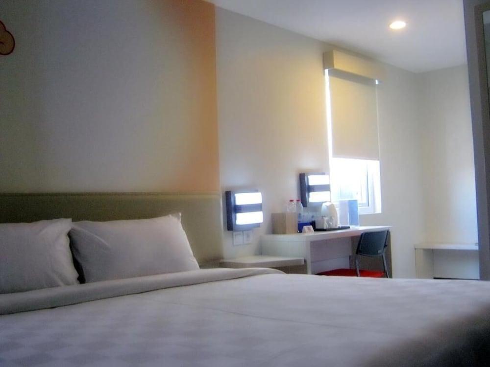 Cordela Hotel Чиребон Экстерьер фото