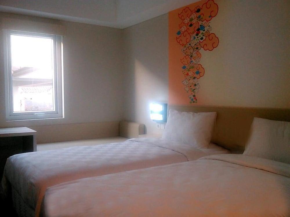 Cordela Hotel Чиребон Экстерьер фото